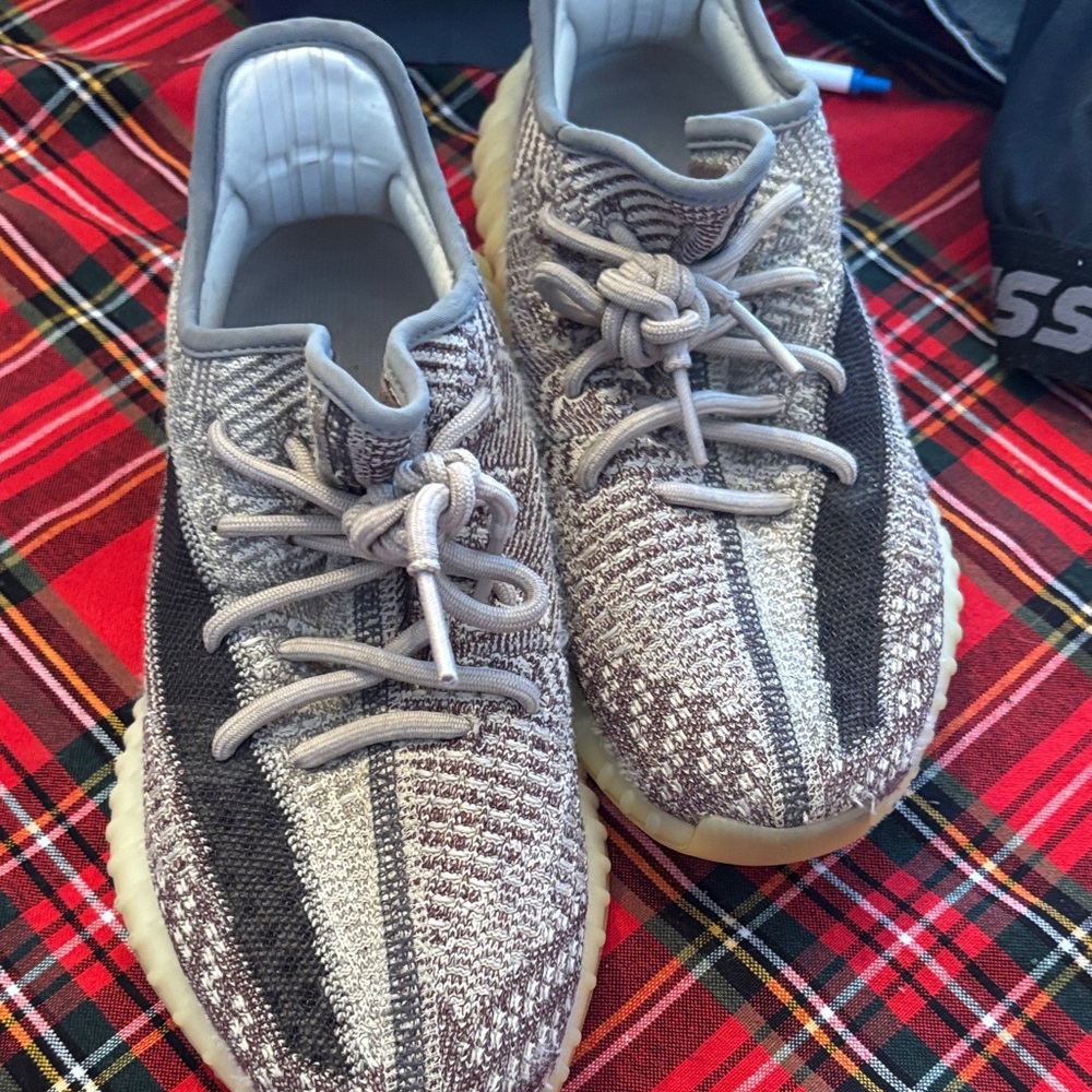 Used Men’s Yeezy Adidas size 7